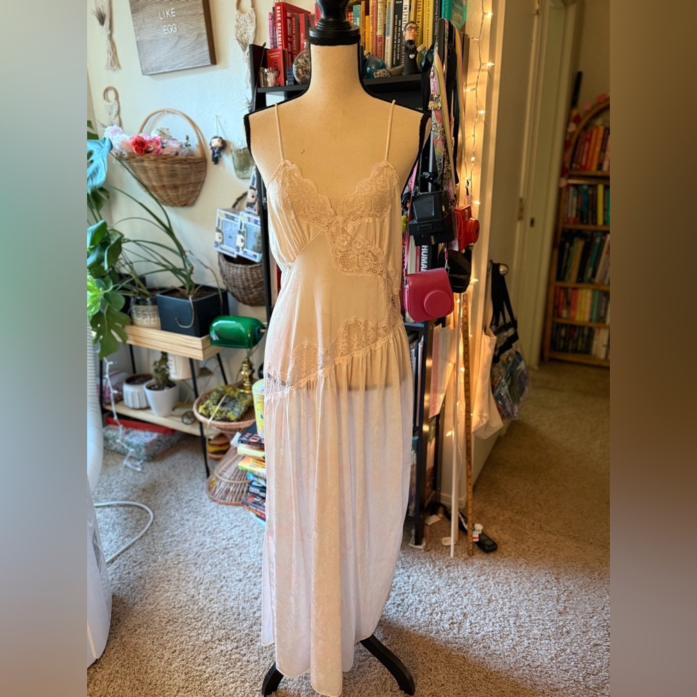 Vintage light pink and white Val mode nightgown lace
